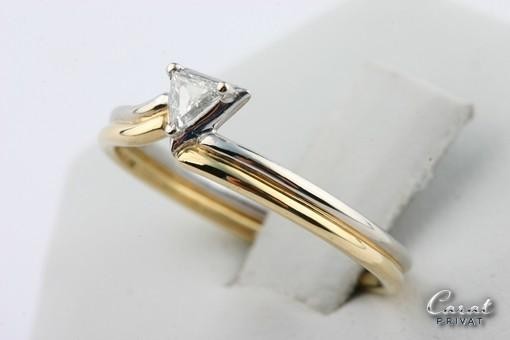 Bicolor Brillantring mit Dreieck Brillant in aus 18k 750 Gelbgold Gr53