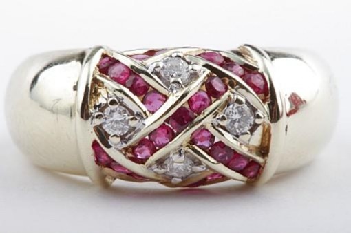 Rubinring Brillanten Diamanten Handarbeit in 585 Gelb gold.