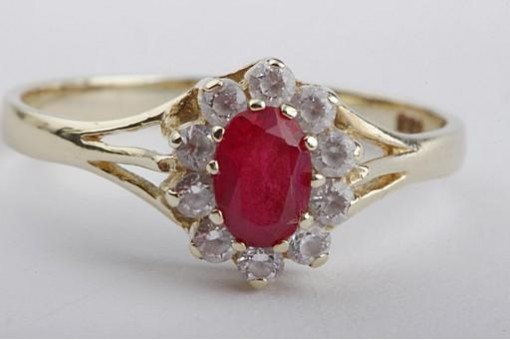 Ring 333 Gelbgold mit synth. Rubin und Zirkonia 57 18,1mm