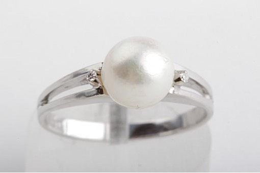 Perlen Ring Akoya 7mm Durchmesser 2 kleine Diamanten 585 Weißgold