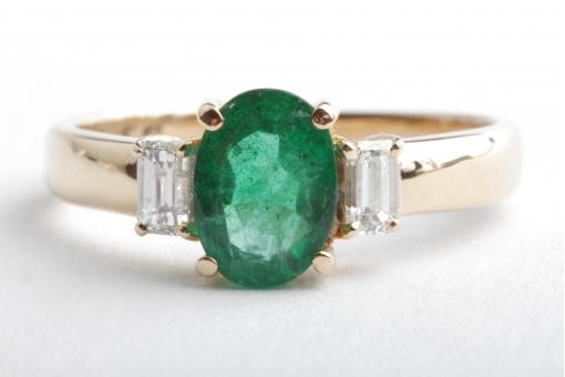 Smaragdring 1,23ct oval Baguette Diamanten 0,32ct 750 Gelbgold Gr. 55 17,5mm