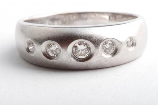 Diamantring mit 5 Brillanten 0,10ct in aus 750 er 18K Wei&szlig;gold Gr. 53